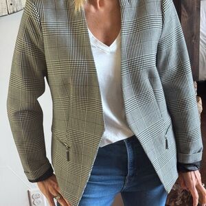 T Tahari Black and White Blazer Tailored Fit Notched Lapel